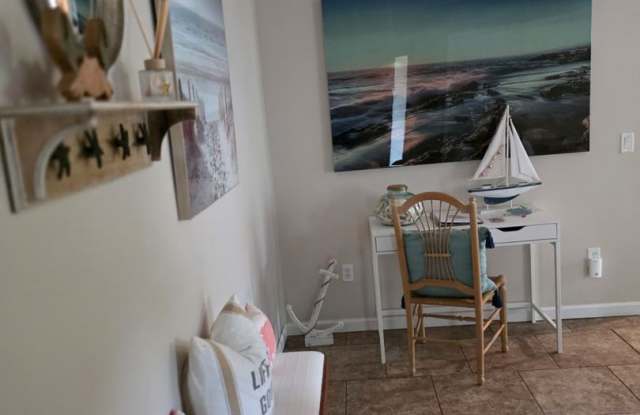 Adorable Furnished First Floor Beach-Oriented Condo - 6 mo Lease Term Available! Gallery 3