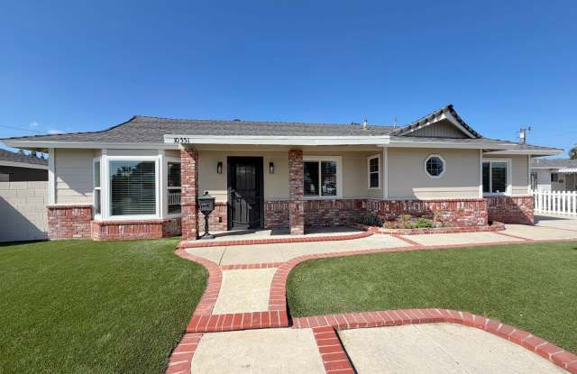 3 Bedroom home with 1 Bedroom Guest House Included! Gallery 1