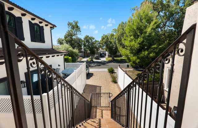 Beautiful 1 Bedroom / 1 Bathroom upstairs Apartment in Burbank with In-Unit Laundry & Central Air Gallery 3