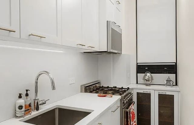 11 W 81st St Gallery 3