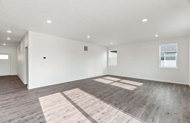 Spacious 5-Bedroom with Loft with 3-Car Garage Gallery 4