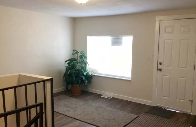 1102 E 2nd St photos photos