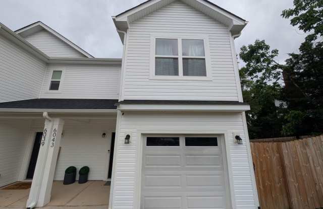 Room in 3 Bedroom Home at Sullins Rd Gallery 3