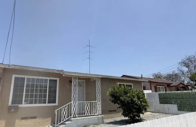 Updated Large 2 Bedroom, 1 Bath Home with AC  Parking Space for 2 Cars photos photos