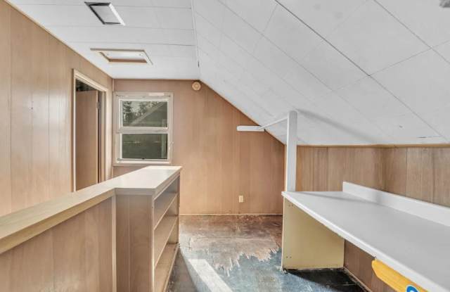 Charming Move-In Ready Home in a Quiet Milwaukee Neighborhood photos photos