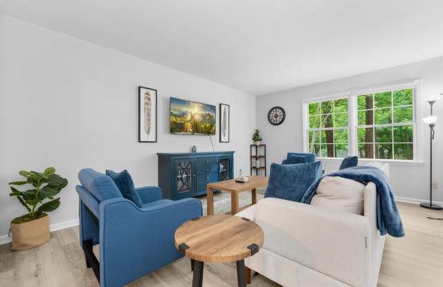 MOVE-IN READY 2be / 2.5ba Duplex Unit B - Great Convenient Location Gallery 2