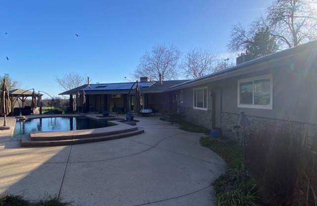 Beautiful 2 Bedroom/2 Bathroom Home with a Great Room, Fireplace and access to shared swimming pool photos photos