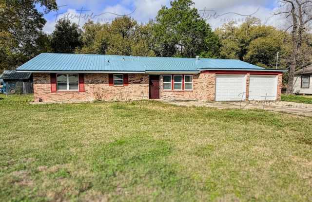 Available Now – Updated 3-Bed, 2-Bath Home in Iowa with Garage photos photos