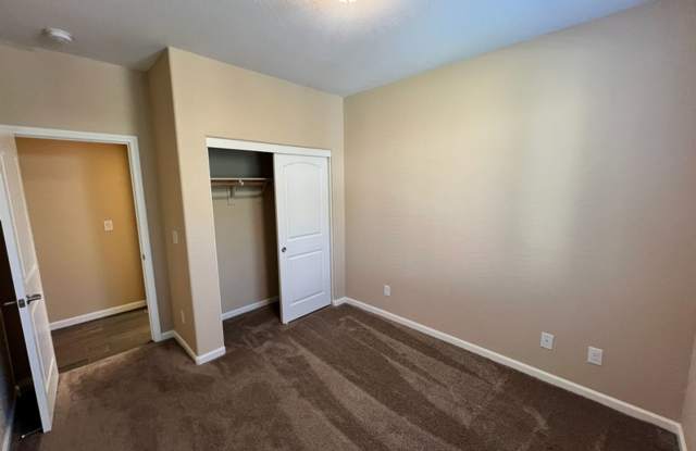 <b>Three Bedroom Two Story Townhome near Virginia Lake<br><br> Gallery 4