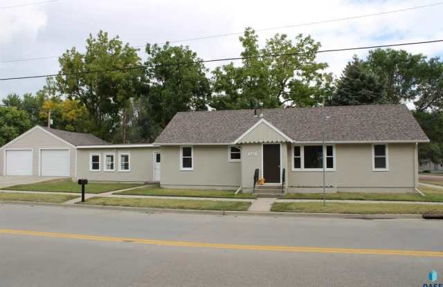 330 S Foster St - 330 South Foster Street, Mitchell, SD 57301