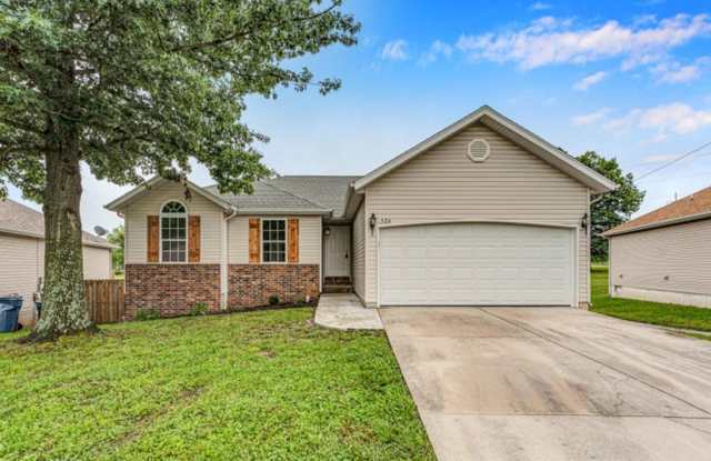 NIXA-5 Bed, 3 bath REMODELED Home | Walkout BASEMENT | Neighborhood Park | Fenced Yard | PETS Welcome! - 524 West Woodbine Road, Nixa, MO 65714