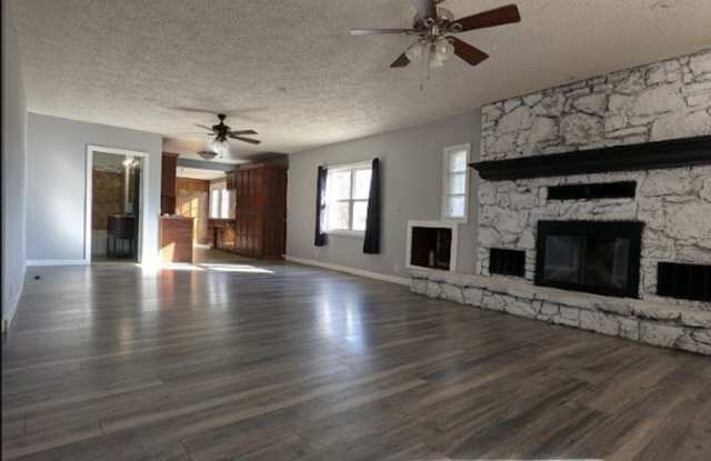 2 Bed, 1 Bath | Columbus KS | Detached Garage Gallery 3