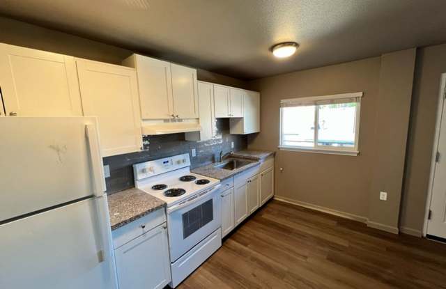 <b> Refreshed One Bedroom Upstairs Corner Unit Close to Renown & VA Hospital<br><br> Gallery 4