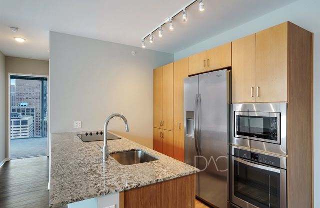 100 E Illinois St - 100 East Illinois Street, Chicago, IL 60654