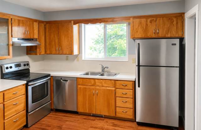 Spacious 5-Bedroom Home with Large Yard in Centerville! Gallery 4