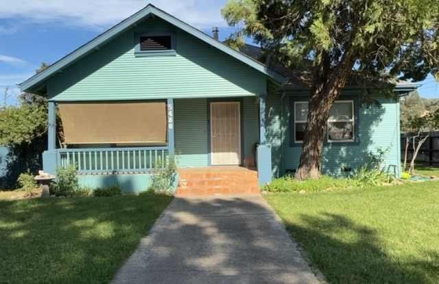 Charming 2 Bed 1 1/2 Bath Home photos photos