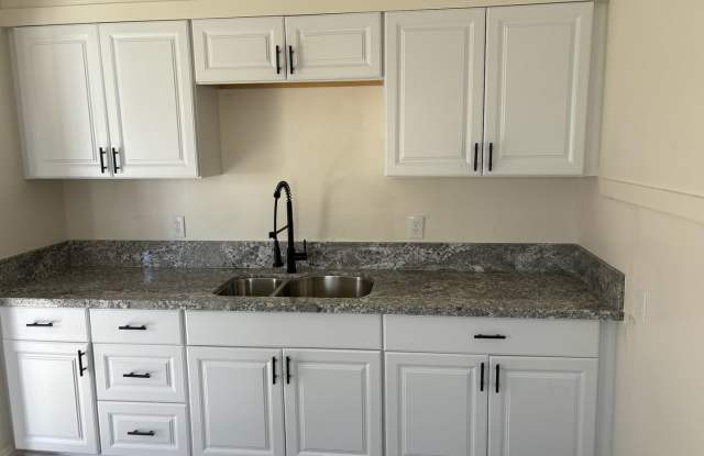 Charming 2-bedroom Home with Yard and Washer/Dryer Hookups Gallery 4
