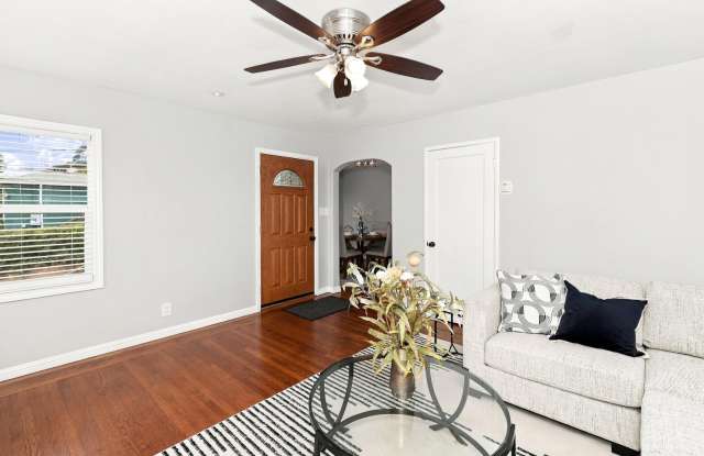 Beautiful 2 Bedroom Upstairs Unit In Desirable Richmond Annex! Gallery 3