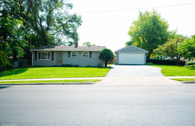 49 Golfview Ln - 49 Golfview Lane, Carpentersville, IL 60110