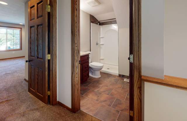 Updated 5-Bedroom House Close to U of M Campus Gallery 4