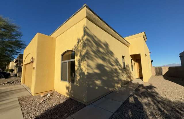 Dashing 3 bedroom 2 bath + Den/Office with all stainless steel appliances! Gallery 2