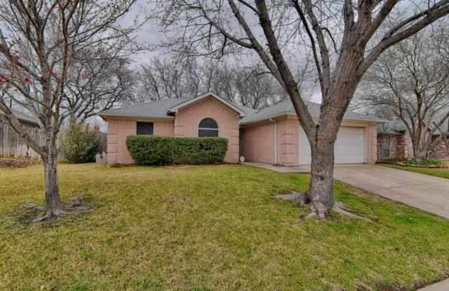 877 W Lynn Creek Drive - 877 West Lynn Creek Drive, Arlington, TX 76001