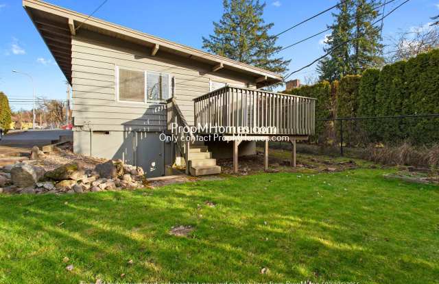 Light + Bright 2 Bedroom Duplex in SW Portland! Gallery 1