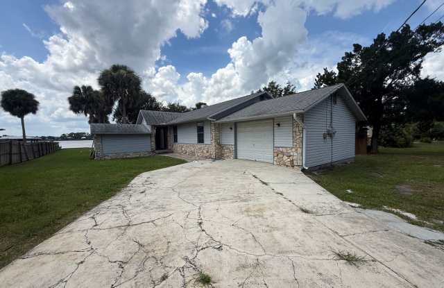 Attractive 3-bedroom, 2-bath home with river view Gallery 3