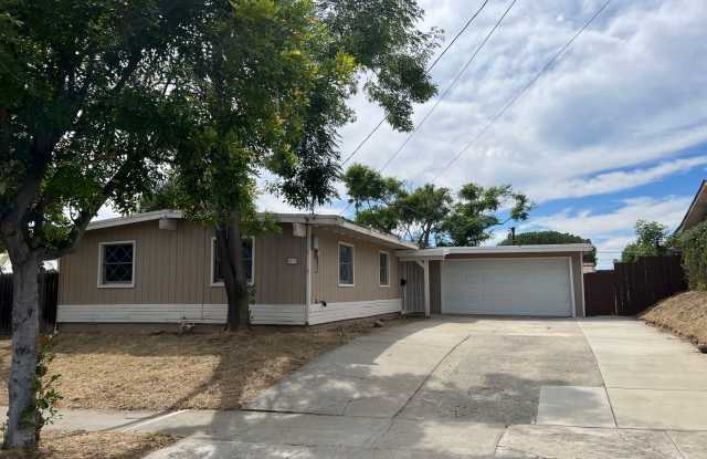 Showing tonight WED 11/19 7:30-8pm Updated 3BR/2BA home w/yard and garage in sought after La Mesa neighborhood - 5610 Heidi Street, La Mesa, CA 91942