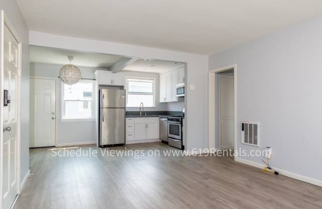 2 Bedroom, 1 Bath with Yard & Washer/Dryer, Pets OK Gallery 2