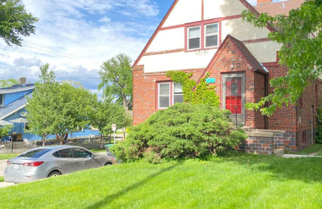 Large 2 bed 1 bath duplex with one car attached garage. Located in Dundee. photos photos