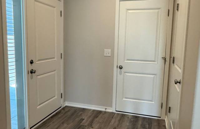 Spacious 2 bed/2.5 bath daylight Townhome in SE Lincoln Gallery 4