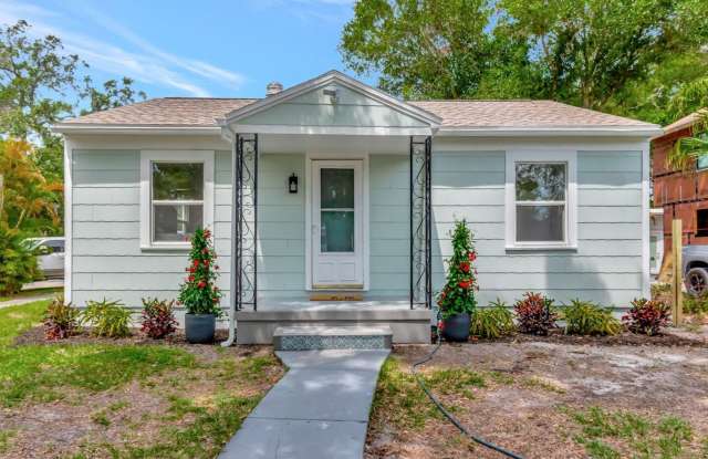 4/2 HOME CHARMING GULFPORT HOME FEATURING NICE UPGRADES photos photos