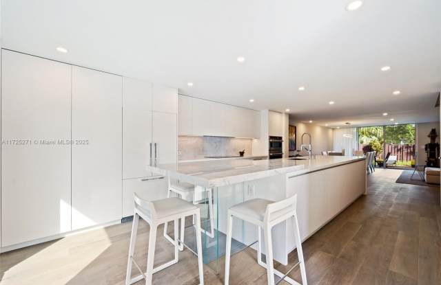 2213 NE 7th St photos photos