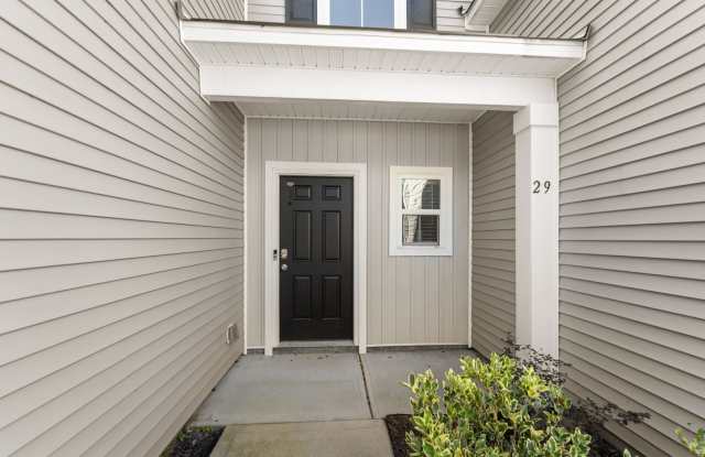 Spacious 4BR Townhome with Main-Level Primary Suite & Loft in Richmond Hill Gallery 4