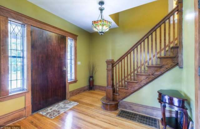 Large 6 bedroom house near Hamline University- June 2026! Pet Friendly photos photos
