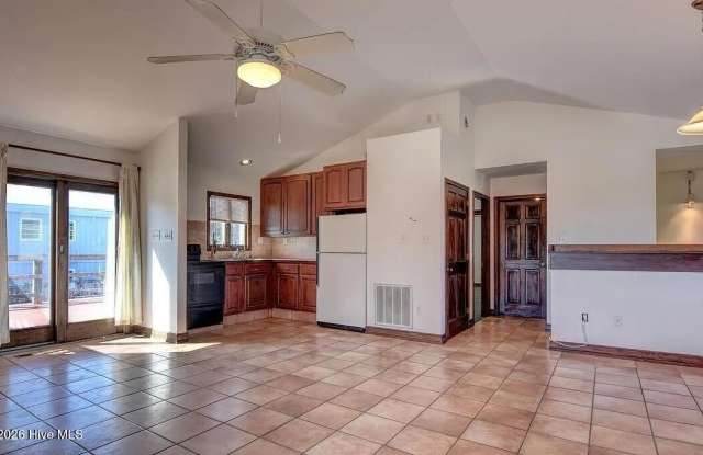 601 Clarendon Boulevard - 601 Clarendon Boulevard, Carolina Beach, NC 28428