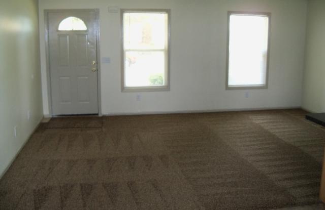 302 E Branning - Three Bedroom/ One Bath Ranch Style Home *UPCOMING* (NOT YET SHOWABLE) Gallery 4