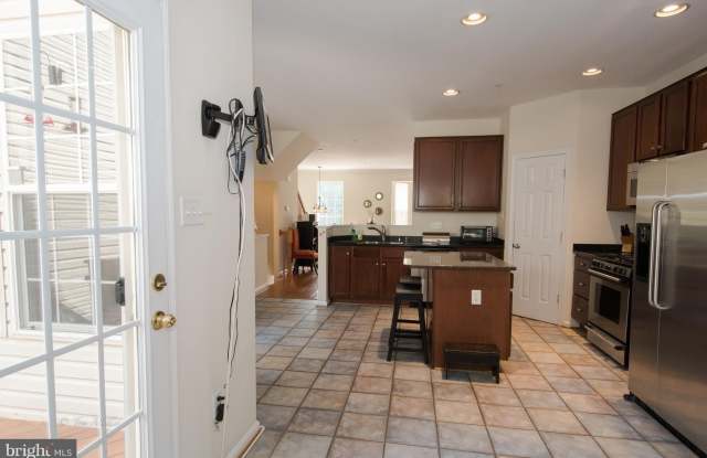 1043 MEANDERING WAY Gallery 3