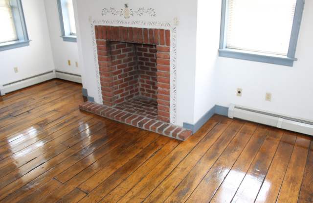 2 Story Historic Farmhouse in Country Setting Gallery 3