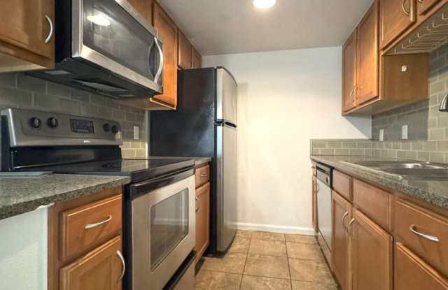 ***MOVE IN SPECIAL: HALF OFF FIRST & 2ND MO RENT***Tempe 1 Bed Condo with Granite Counters, Pool & Covered Parking - Pets Welcome Gallery 4