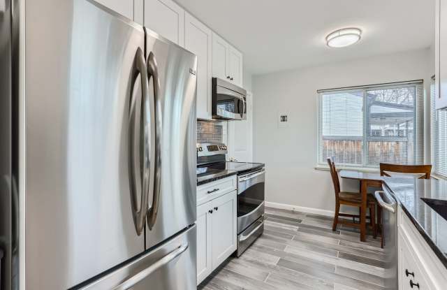 Chic 2 BDR Haven with Private Backyard Gallery 3