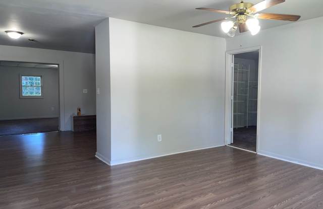 Recently Renovated Brick Ranch W/ Tons Of Space! Gallery 3