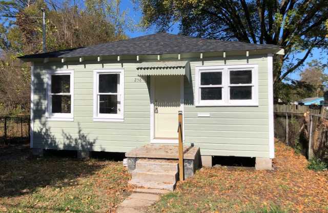 Nice 2 bedroom/1.5 bathroom house with fully fenced yard! photos photos