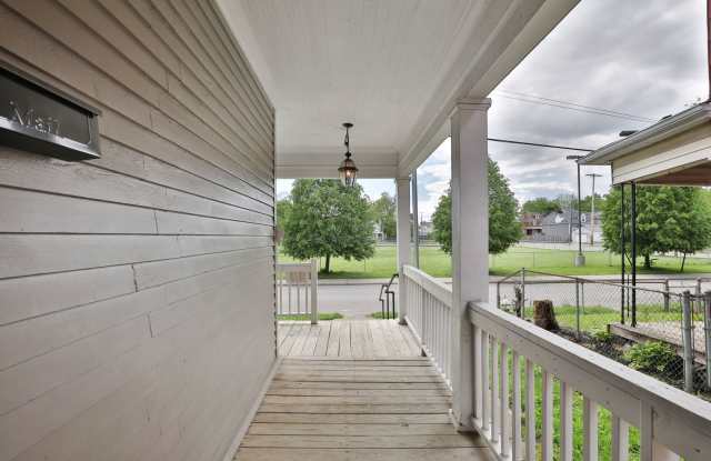 COMPLETELY RENOVATED - EVERYTHING'S NEW...EVERYTHING! Gallery 3