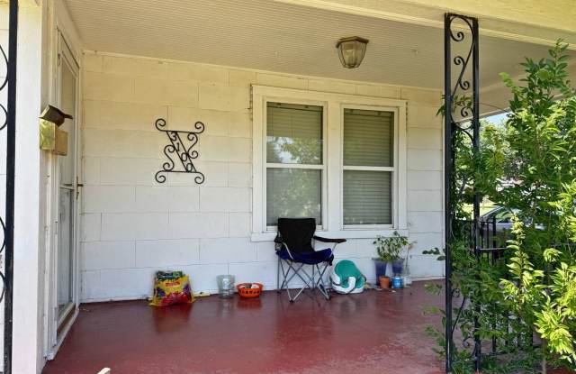 Large 2 Bed 1 Bath corner-lot home in Highland! Gallery 3