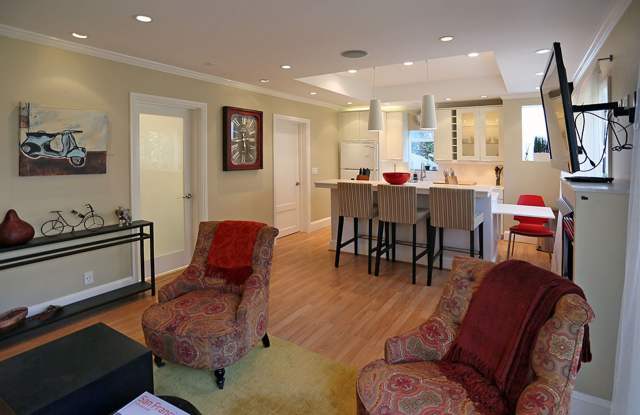 OPEN HOUSE: Sunday (10/18) 3:30pm-4pm. Elegant Garden 1BR/1BA, H/W Floors, Deck, Great Location! (2250 North Point Street #7) Gallery 4