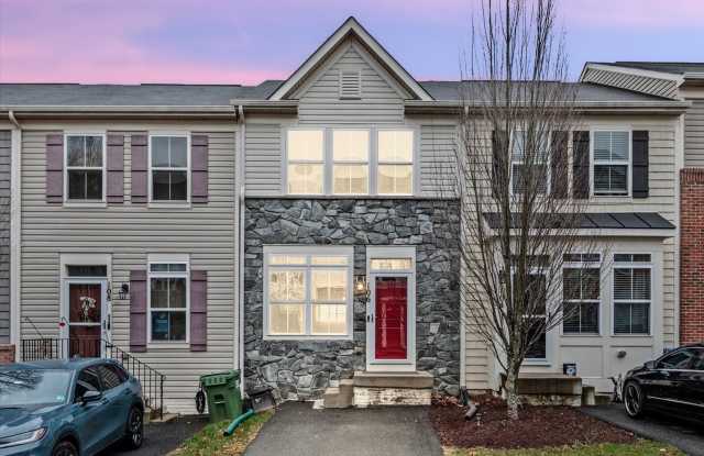 Commuter Friendly 3 Bed 3.5 Bath Townhome photos photos
