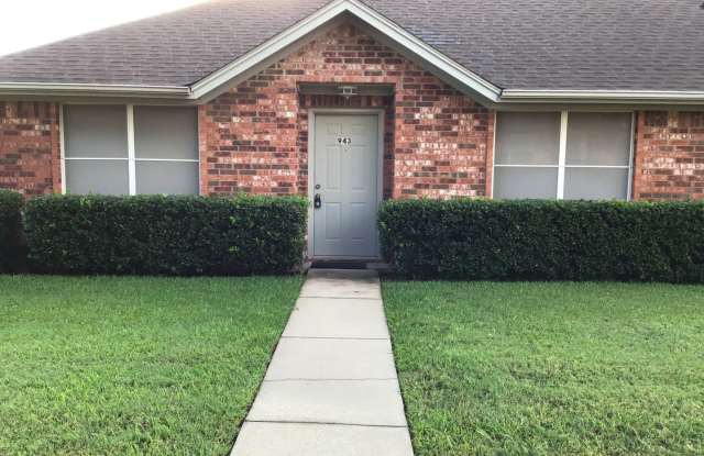 2/2/2 LAWNCARE INCLUDED - near Hospital District photos photos