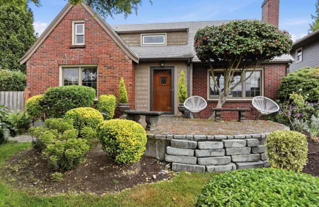 Magnolia 4bd/3ba, Large Yard, Water Views, Garage Gallery 1